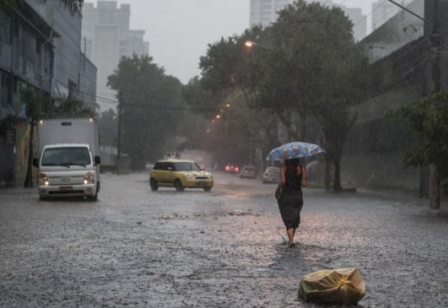 Chegada de frente fria provoca chuva e queda de temperatura no Sudeste