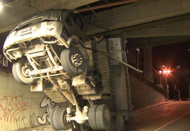 Imagem da noticia SP: Caminhão entala, rompe viga e interdita viaduto de acesso à Radial Leste