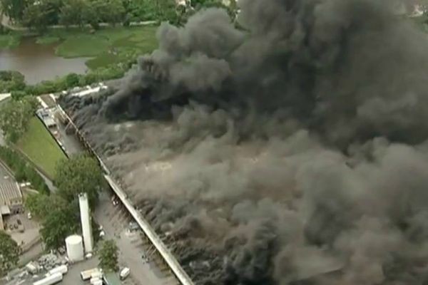 Imagem da noticia SP: Incêndio destrói galpão de rede de supermercados na Anhanguera