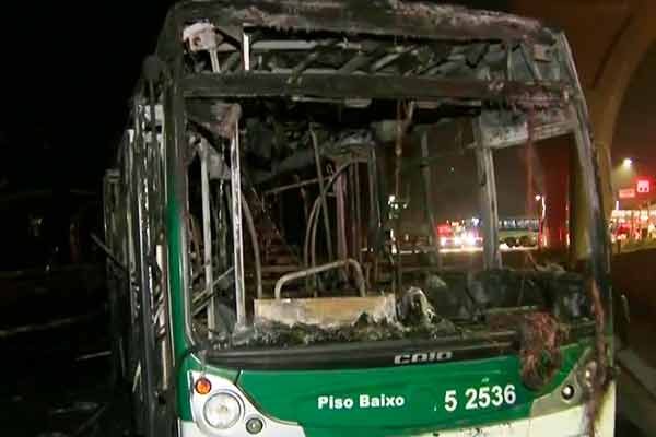 Imagem da noticia SP: Vândalos incendeiam ônibus em protesto contra morte de jovem