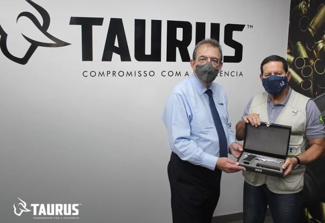 Imagem da noticia Mourão visita fábrica da Taurus e ganha arma sem disparador