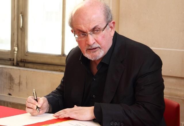 Após ataque, Salman Rushdie perde olho e movimento de uma das mãos