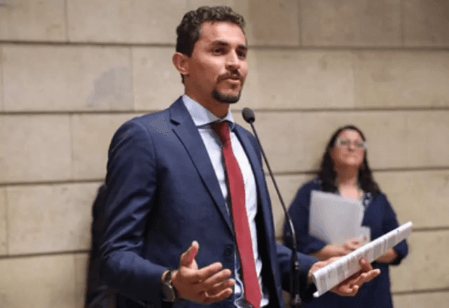 Imagem da noticia Vereador aliado de Paes é preso por negociar com o CV no Rio