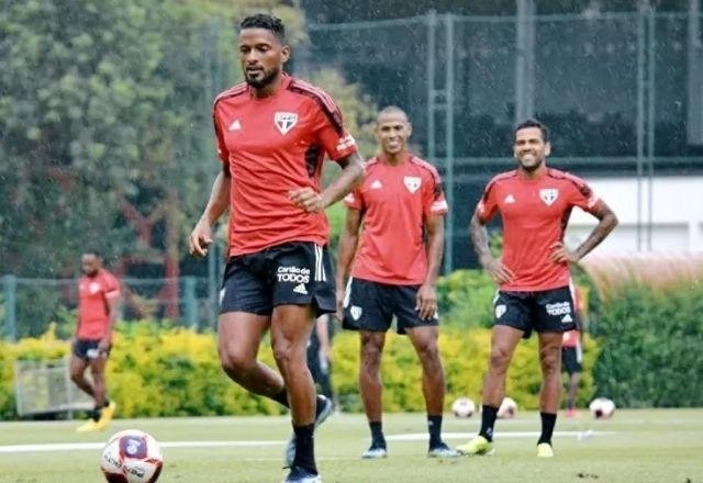 Imagem da noticia Reinaldo, do São Paulo, atropela ciclista na entrada do CT do clube