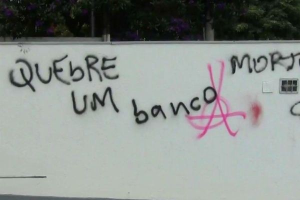 Imagem da noticia São Paulo amanhece com agências bancárias destruídas e muros pichados