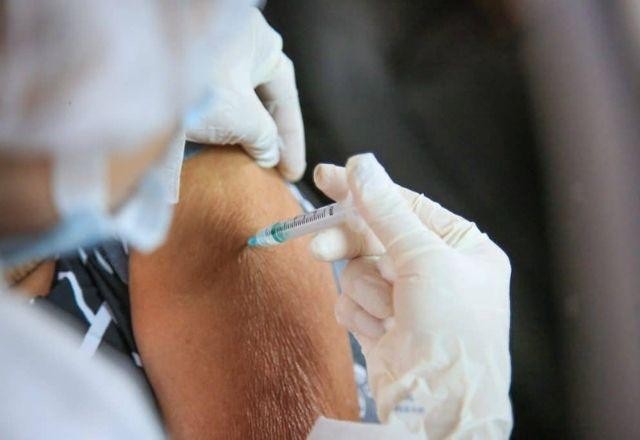 São Paulo bate recorde de vacinação diária com 334 mil doses aplicadas