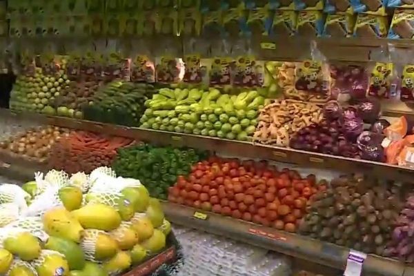 Segundo IPCA, preço de alimentos sobe e novembro fecha em deflação 
