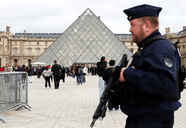 Imagem da noticia Museu do Louvre adicionará 100 câmeras externas após prejuízo de R$ 545 mi em assalto