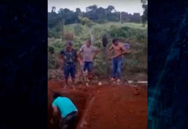 Vídeo: sem funcionários, família cava sepultura de jovem assassinado