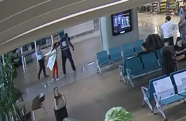 Imagem da noticia Mulher é presa por agredir funcionário e cometer ofensas racistas no aeroporto de Confins (MG)