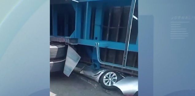 Imagem da noticia Carreta tomba sobre veículo em Manaus e deixa motorista morto