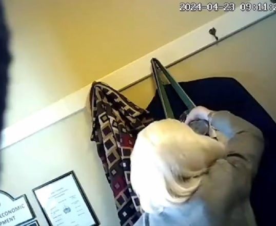 Imagem da noticia Vídeo: deputada é flagrada derramando água dentro da bolsa de colega nos EUA