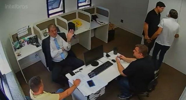 Imagem da noticia Exclusivo: Investigadores da Polícia Civil são flagrados pedindo propina de R$ 1 milhão