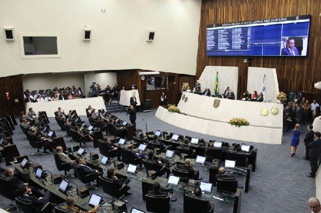 Imagem da noticia Deputados do Paraná aprovam projeto que terceiriza a gestão de colégios públicos no estado