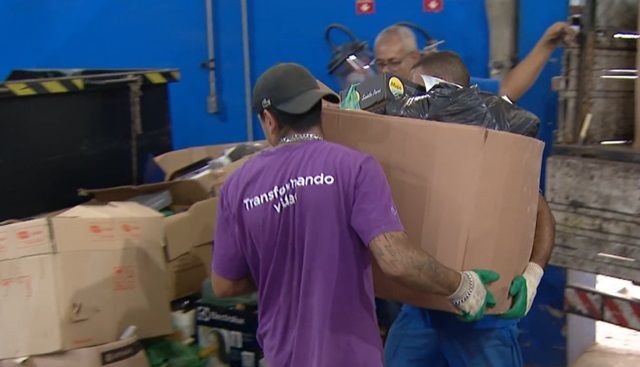 Excesso de papelão nas indústrias de reciclagem paralisam coleta do material