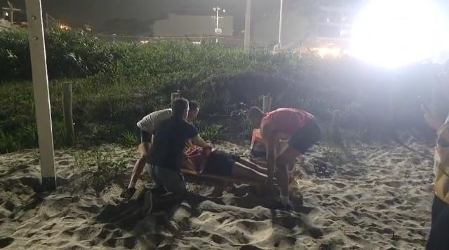 Imagem da noticia Mulher é estuprada e esfaqueada na praia da Barra da Tijuca, no Rio