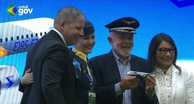 Imagem da noticia Lula participa da entrega de aviões da Embraer para a Azul