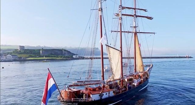 Imagem da noticia Navio que refaz expedição histórica de Charles Darwin chega às Ilhas Galápagos, no Equador