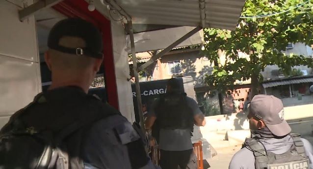 Imagem da noticia Policiais civis são alvo de tiros durante operação na Maré (RJ)