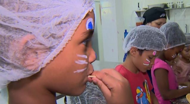 Jovens e crianças de Heliópolis preparam os próprios ovos de chocolate para a Páscoa