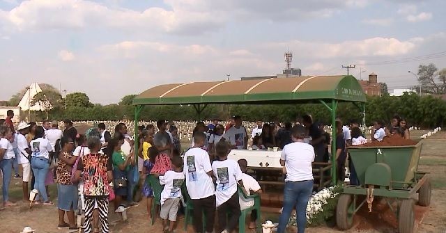 Menino de 10 anos encontrado em buraco é enterrado em Brasília