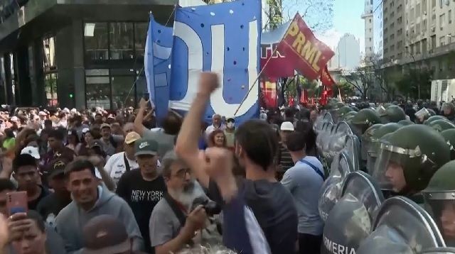 Imagem da noticia Argentinos fazem primeiras manifestações contra Javier Milei