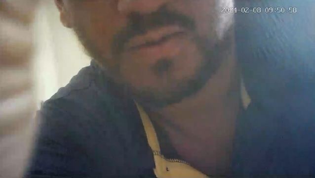 Imagem da noticia Vídeo mostra empresário mexendo em câmera escondida no banheiro de casa alugada