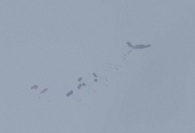 Imagem da noticia Cinco pessoas morrem após serem atingidas por pacotes de ajuda humanitária em Gaza