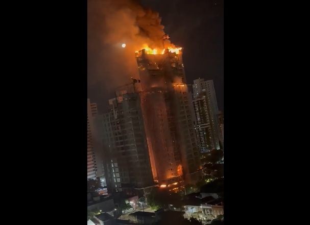 Imagem da noticia Incêndio de grandes proporções atinge prédio no Recife