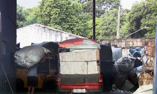 Ferro-velho fechado pela polícia volta a funcionar na região da cracolândia, em São Paulo