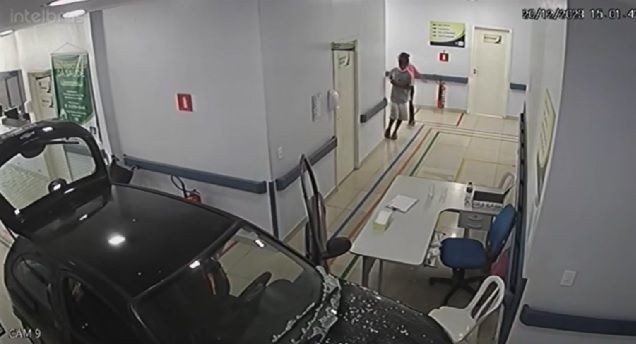 Imagem da noticia Mulher invade recepção de hospital com carro no Rio de Janeiro