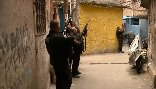 Imagem da noticia Operação contra o tráfico termina com intenso tiroteio entre PMs e criminosos na comunidade de Manguinhos (RJ)