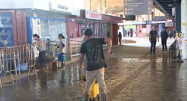 Imagem da noticia Prefeitura começa a demolir "corredor humanitário" em Porto Alegre