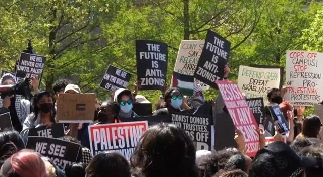 Imagem da noticia Protestos contra apoio ao governo israelense se espalham para quase 50 universidades nos Estados Unidos
