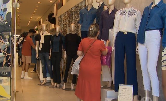 Imagem da noticia Verão fora de época preocupa lojistas que contam com a venda de roupas de frio