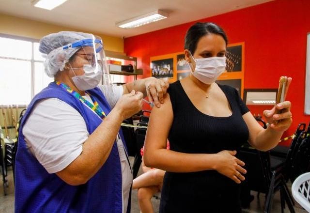 Imagem da noticia Estados e municípios suspendem vacinação de grávidas com AstraZeneca