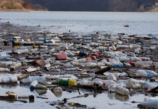 Mediterrâneo é o mar com maior concentração de plástico do planeta