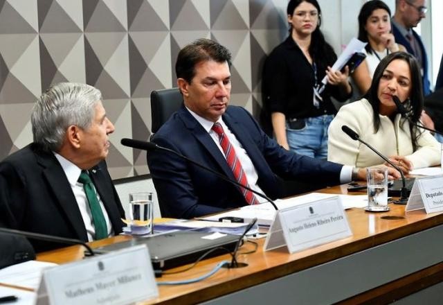 Imagem da noticia Heleno se irrita com relatora da CPMI, fala palavrão e passa a não responder perguntas de governistas