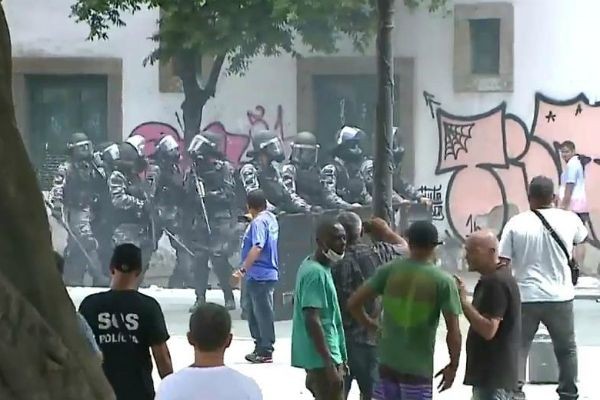Servidores públicos entram em confronto com a polícia no centro do Rio de Janeiro