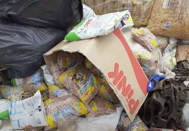 Servidores são flagrados descartando merenda escolar em aterro sanitário