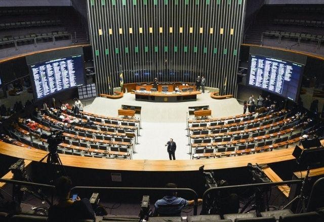 Câmara deve votar MP que institui aumento para Auxílio Brasil