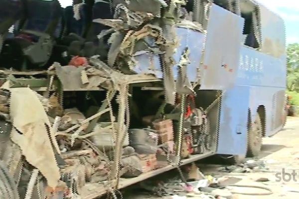 Sete pessoas morreram em acidente com ônibus e carreta no Goiás