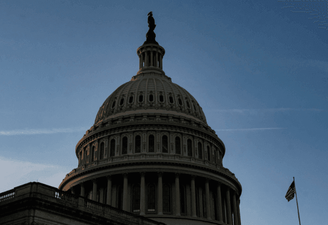 Imagem da noticia Paralisação nos EUA: Shutdown chega ao 3º dia e Senado tenta nova votação