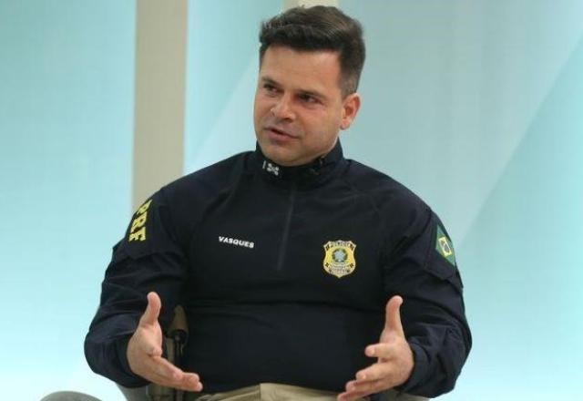Imagem da noticia Ex-diretor da PRF acusado de favorecer Bolsonaro se aposenta aos 47 anos