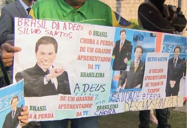 Imagem da noticia Fãs levam cartazes para se despedir de Silvio Santos