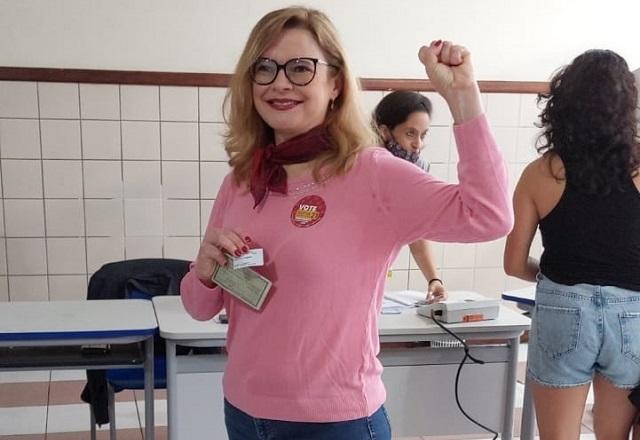 Sofia Manzano vota em Vitória da Conquista (BA): "Derrotaremos Bolsonaro"