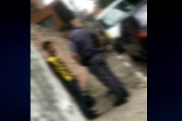 Imagem da noticia Soldado da PM é filmado agredindo adolescente na porta de escola