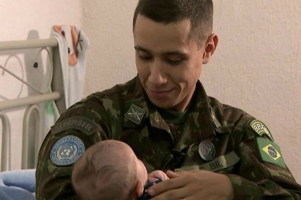 Soldado que estava em missão no Haiti encontra filho recém-nascido depois de dois meses