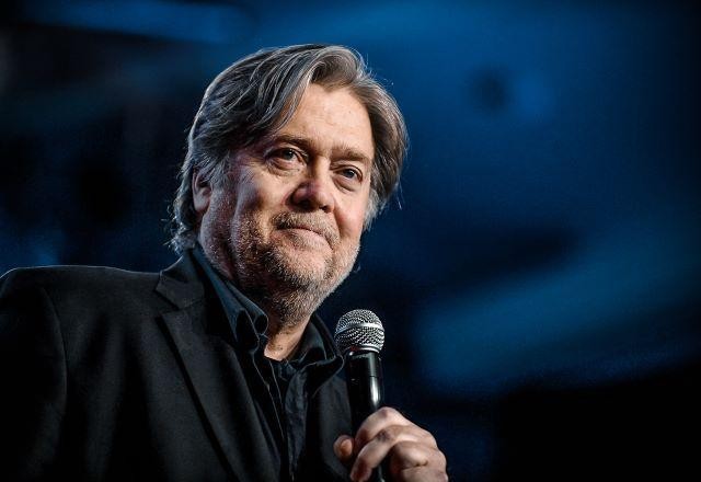 Guru de Trump, Steve Bannon, se entrega ao FBI em Washington