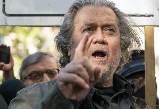 Ex-assessor de Trump, Steve Bannon se entrega em Nova York